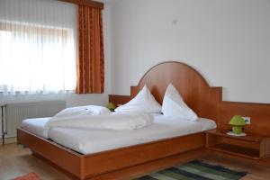Łóżko lub łóżka w pokoju w obiekcie Pension Marienhof