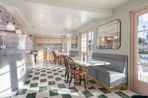 a kitchen and dining room with a table and chairs at Bay Shores Peninsula Hotel in Newport Beach