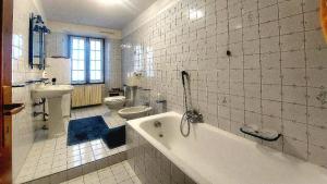a bathroom with a tub and a toilet and a sink at Villa Vallevento in Calamandrana +11 photos
