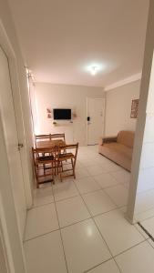 a living room with a table and a couch at Apartamento no Cond Vinhedos in Petrolina