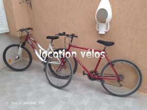 two bikes parked next to a wall in a bathroom at appartement 1 Midoun centre in Mezraya