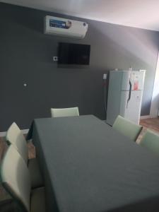 a room with a table and chairs and a refrigerator at Paramecó in Balneario Claromecó