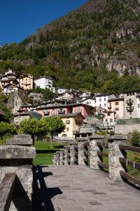 a view of a town with a mountain at Appartamento Verdenatura in Branzi