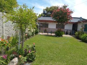 a yard with a garden hose in front of a house at Nahomi House in Barrio Félix U Camet