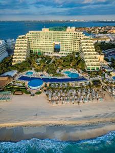 Luftaufnahme eines Ferienresorts am Strand in der Unterkunft Live Aqua Cancun - Adults Only - All-Inclusive in Cancún