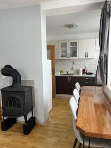 a kitchen and dining room with a stove in a room at Apartman Zimski Kutak in Kupres