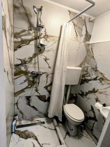 a bathroom with a marble shower and a toilet at Modern Studio AFI Arad Self Check-in in Arad