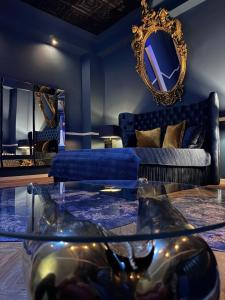 a living room with a glass table and a couch at Secret Labelle Époque Hideaway in Berlin