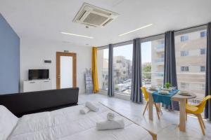 a living room with a couch and a table at Kalimera Studios in Hamrun