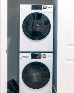 eine Waschmaschine und ein Trockner in einem Zimmer in der Unterkunft Ebenz Apartment in Calgary