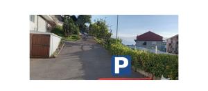 a road with a letter p on the side at La Casita de Diana Laredo, Casco Antiguo, playa cercana, parking privado a 300m, Petfriendly in Laredo +21 photos
