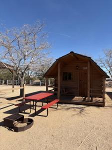 a picnic table in front of a cabin at Kingman KOA in Kingman