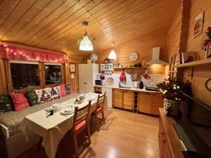 a kitchen and dining room with a table in a room at W Malinowym Chruśniaku in Nowa Słupia