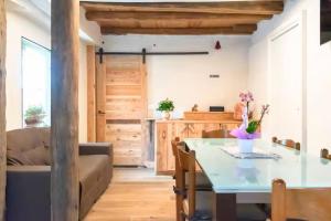 a dining room with a table and a couch at GIAMI affittacamere & SPA in Santa Giustina