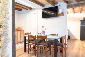 a kitchen and dining room with a table and chairs at GIAMI affittacamere & SPA in Santa Giustina