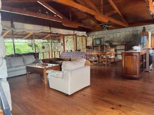 a living room with couches and a table at Bungalós brunos in Panajachel