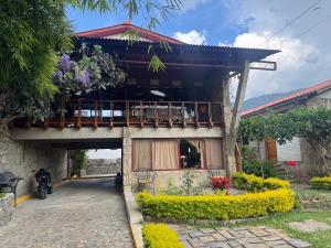 a building with a balcony with a porch at Bungalós brunos in Panajachel