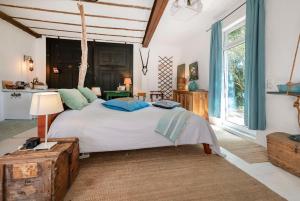 a bedroom with a large bed and a large window at Kaffee&Kissen - Das Boutique Hotel am Rhein in Oestrich-Winkel