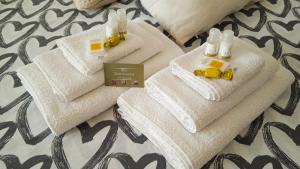 a pile of towels on a bed at Sa Ziminera in Senorbì