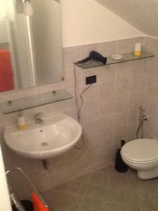 łazienka z umywalką i toaletą w obiekcie B&B ca di luca w mieście Minerbio