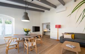 a living room with a table and chairs and a couch at Rosari II - Vivienda Privada con Parking in Vilassar de Mar