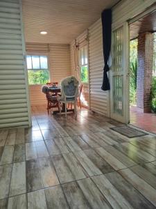 an empty screened porch with a table and chairs at CHALÉ ALPINO RAIZ TODO MOBILIADO COM 2 QUARTOS COZINHA SALA BANHEIRO NATUREZA 2 KM centro de Canela rs in Canela