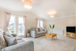 a living room with a couch and a tv at 2 Bed in Evesham oc-f33689 in Admington