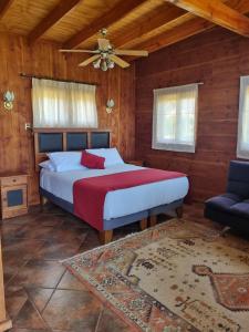a bedroom with a bed and a ceiling fan at Texas Limache in Limache +66 photos