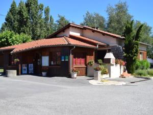 a small building with a sign in front of it at Chalet 35m² avec Terrasse, 2 Chambres - API-1-52-1014 in Boulogne-sur-Gesse