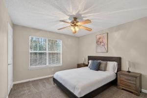 a bedroom with a bed and a ceiling fan at Bright Stockbridge condo with full kitchen in Stockbridge