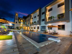 Piscina a The Palms by Eagles, Takoradi o a prop