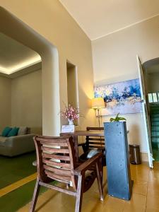 a living room with a table and a chair at suites Casa Blanca in Ciudad Valles