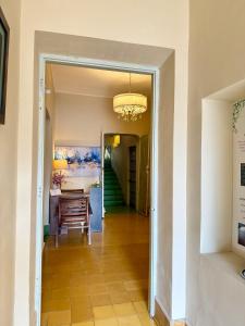 a hallway with a table and a chandelier at suites Casa Blanca in Ciudad Valles