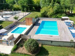 an overhead view of a swimming pool in a yard at Chalet 5 Pers avec Terrasse - API-1-52-1125 in Vendoire