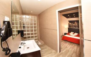 TV a/nebo společenská místnost v ubytování Hotel Zen Airport