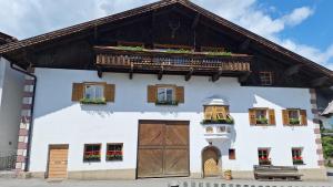 a white building with a wooden door and windows at alter Hannelerhof in Mutters
