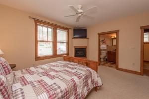 a bedroom with a bed and a ceiling fan at Getaway Chalet by Railey Vacations in Oakland