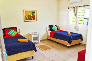 a bedroom with two beds and a window at Casa Libre Guest House in Conchagua