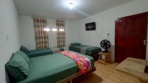 ein Schlafzimmer mit einem grünen Bett und einem Sofa in der Unterkunft Agro Villa in Areia + 24 Fotos