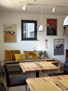 ein Wohnzimmer mit Sofa und Tisch in der Unterkunft MaaSang in Maasbree