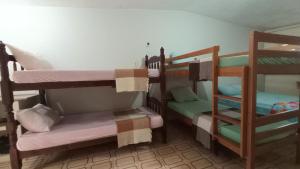 ein Zimmer mit drei Etagenbetten in einem Zimmer in der Unterkunft Agro Villa in Areia