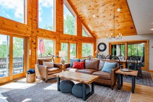 a living room with a couch and a table at The Cozy Perch by Railey Vacations in Oakland +51 photos