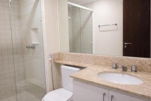 a bathroom with a sink and a toilet and a shower at Flat com piscina no Jardim Paulista a 300m da Av Paulista e metrô in São Paulo +15 photos