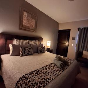 a bedroom with a bed with a teddy bear on it at Hotel Hacienda Entabladero in Entabladero
