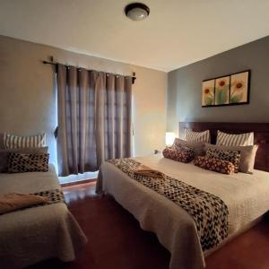 a bedroom with two beds and a window at Hotel Hacienda Entabladero in Entabladero
