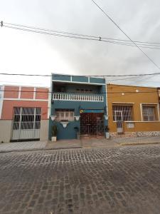 ein Gebäude mit einer Kopfsteinpflasterstraße davor in der Unterkunft Agro Villa in Areia