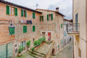 ピエガーロにあるCavour 22の緑のシャッターがついた旧市街の路地