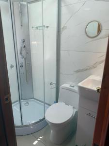 a bathroom with a shower and a toilet and a sink at Casa acogedora y espaciosa in Huamboya