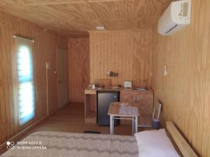 a room with a bed and a table and a kitchen at TINY HOUSE Los Angeles in Los Ángeles