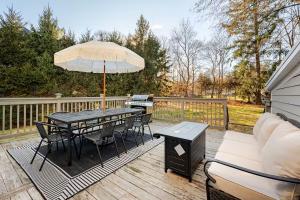 a patio with a table and chairs and an umbrella at Norwalk Retreat in Norwalk